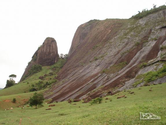 Os enormes rochedos que caracterizam a região de Pancas, nos Pontões Capixabas, noroeste do Espírito Santo (foto de Dez/2008)